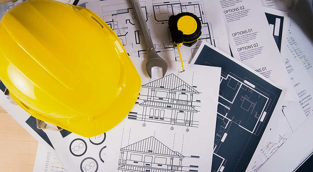 Imagen de un casco con planos de proyectos inmobiliarios
