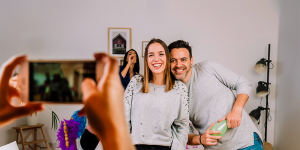 imagen de una pareja feliz en su nuevo departamento
