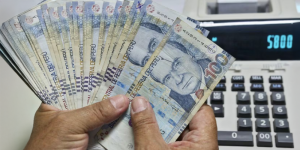 imagen de una mano contando el dinero de su afp para invertir