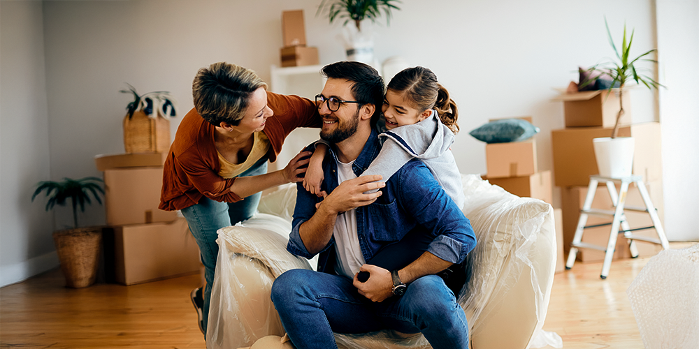 imagen de una familia en un apartamento