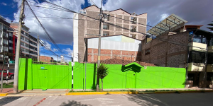 se ve la urb kennedy, la fachada es verde